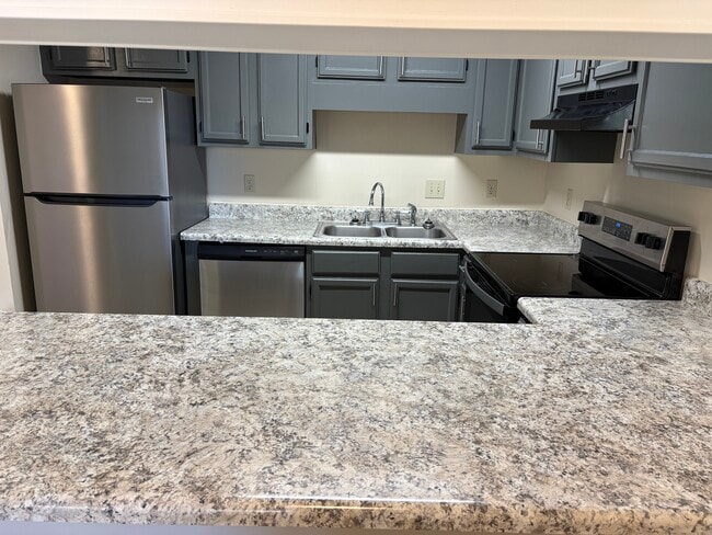 Building Photo - Ravenwood