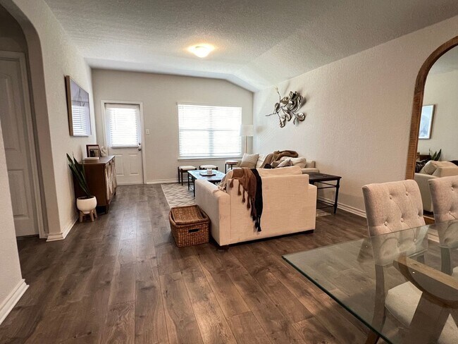 Foto del edificio - 833 Holliman Pkwy
