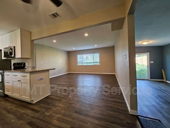 Building Photo - 4679 E Eastview Dr