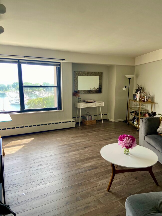 Foto del edificio - 3410 N Lake Shore Dr