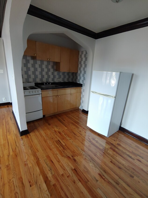 Photo - 846 W Montrose Ave (Chicago, IL)