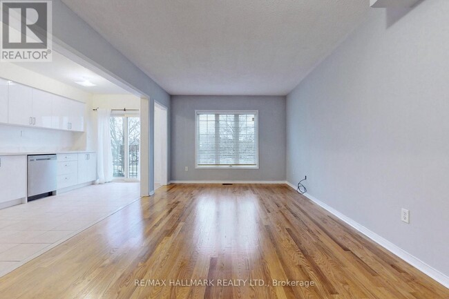 Building Photo - 55 Walkview Crescent