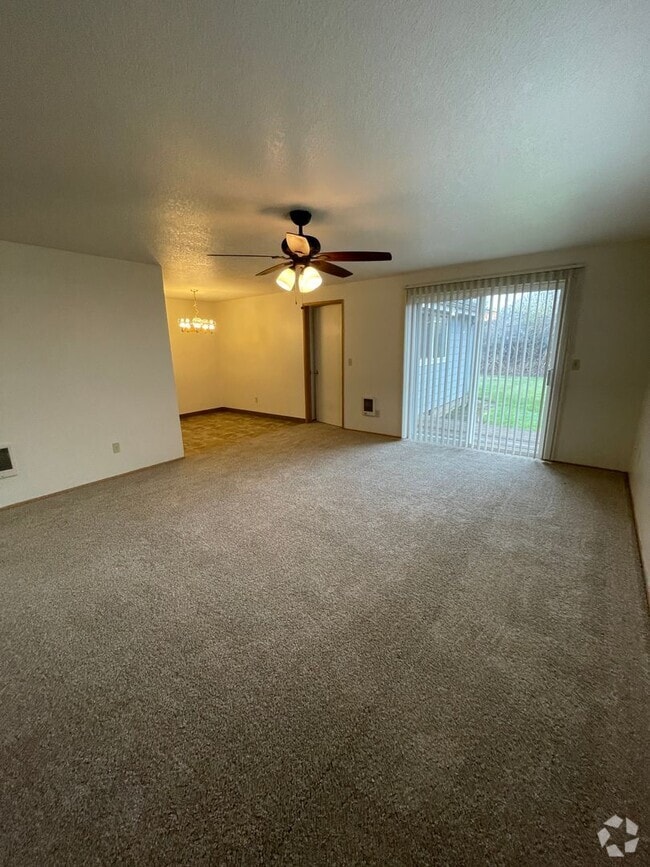Building Photo - 474-476 Southgate Dr S