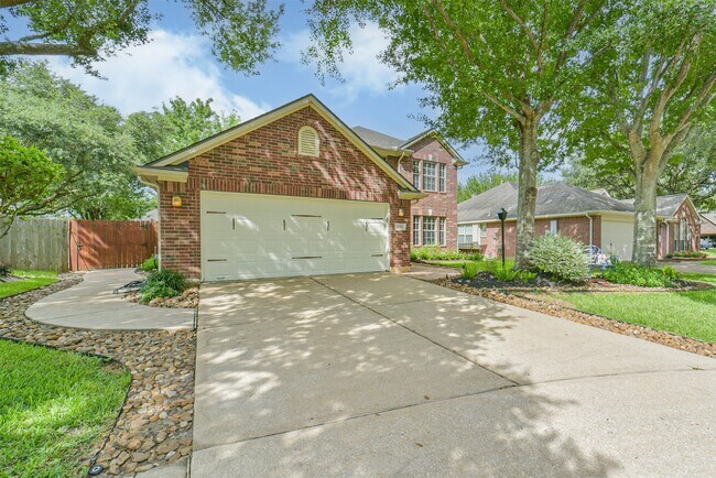 Foto del edificio - 2411 Misty Falls Ct