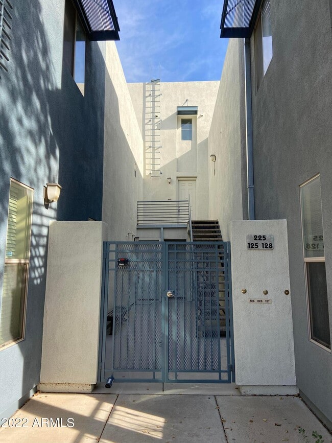 Building Photo - 615 E Portland St