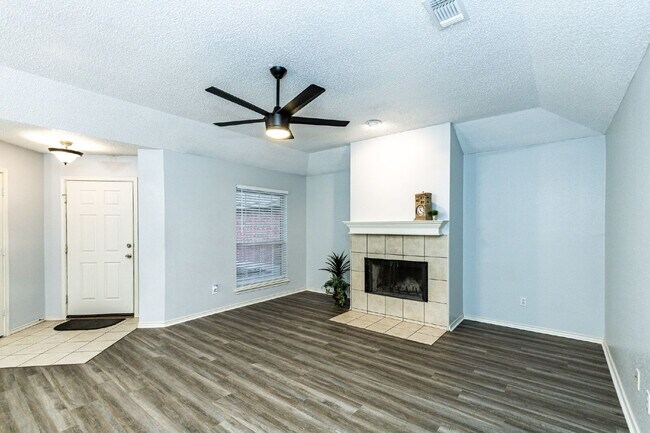 Foto del edificio - Beautifully remodeled 2/2/2 in very upscal...