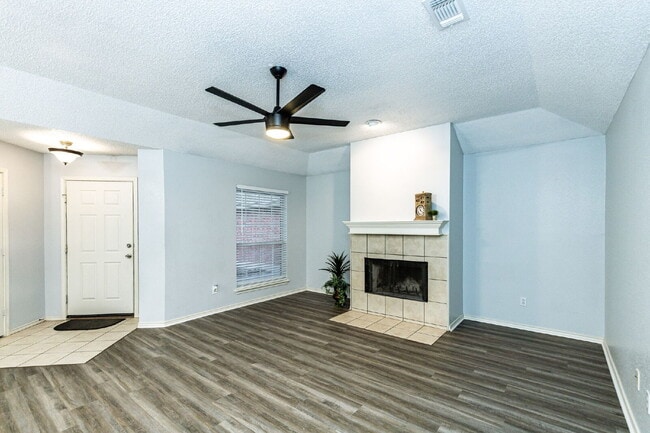 Building Photo - Beautifully remodeled 2/2/2 in very upscal...