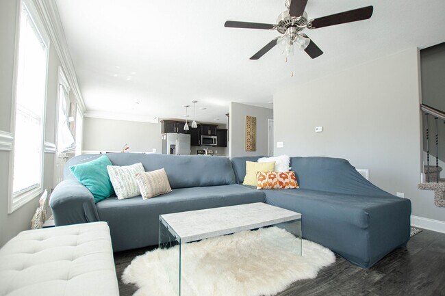 Building Photo - Pet Friendly Three Bedroom!