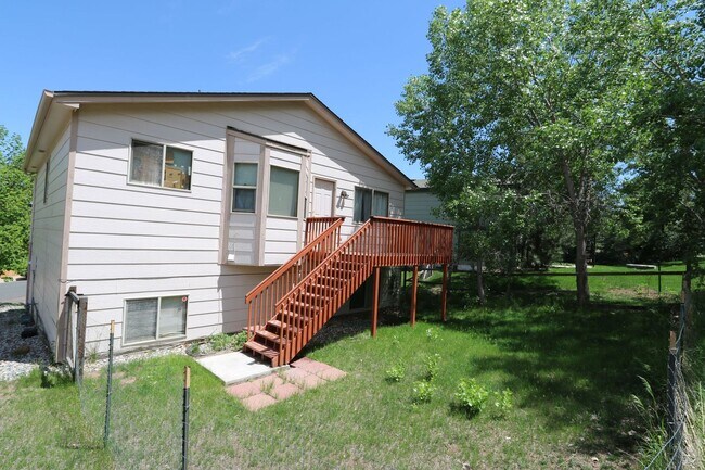 Foto del edificio - Near Ft Carson, 1342sf Bi-level, 3bd/2ba/2...