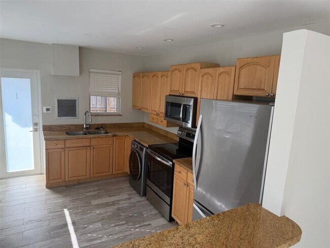 Foto del edificio - 2051 NE 56th St