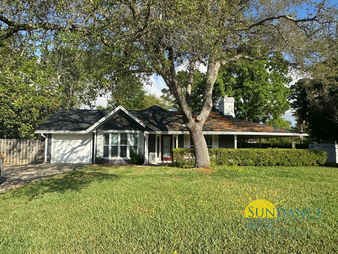 Foto principal - Charming 3-Bedroom Home in Prime Navarre L...