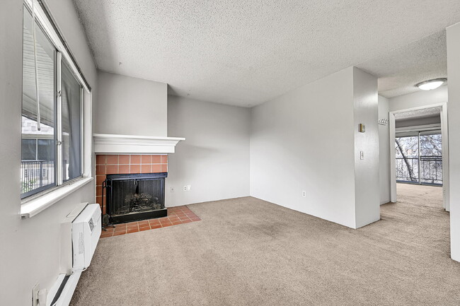Building Photo - $1,395.00, 2 bed, 1 bath located in Denver...