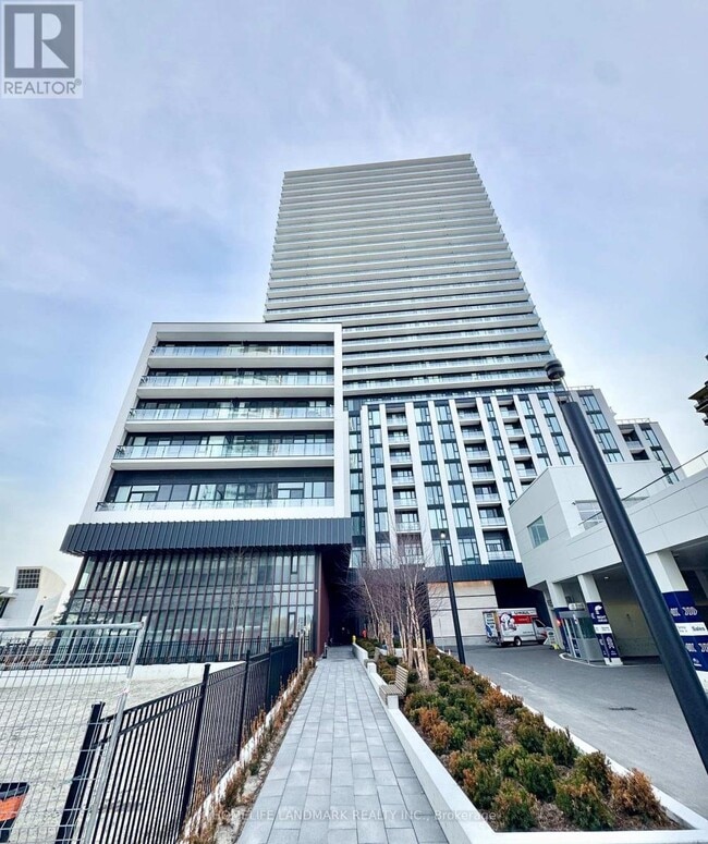 Building Photo - 5858 Yonge St