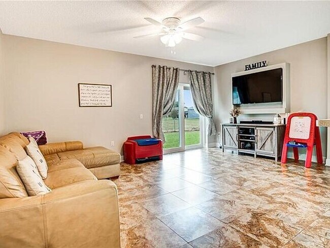 Foto del edificio - SINGLE FAMILY HOME IN POINCIANA 3/2