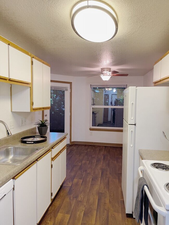 Building Photo - Beautiful 2 Bedroom Apartment Coming Avail...