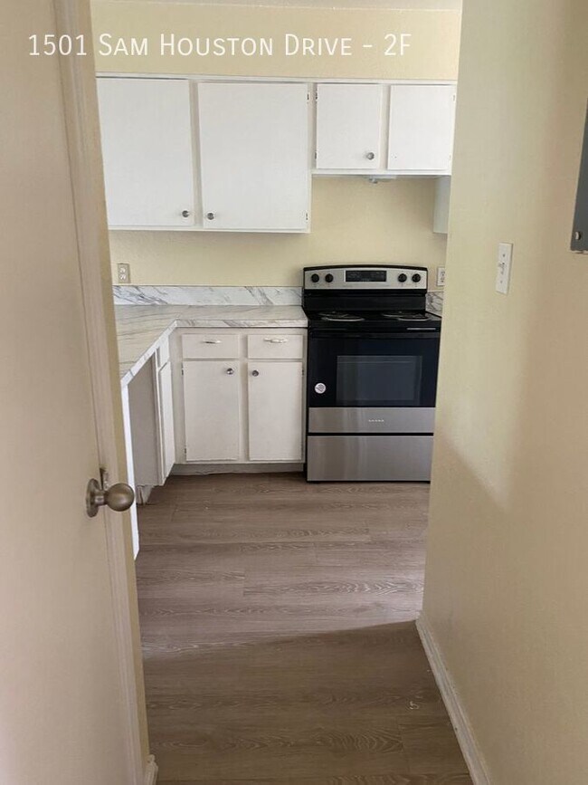 Building Photo - Now leasing - ask about our move-in specials