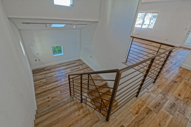 Foto del edificio - MODERN, SPACIOUS & BRIGHT, 3BR2.5BA DETACH...