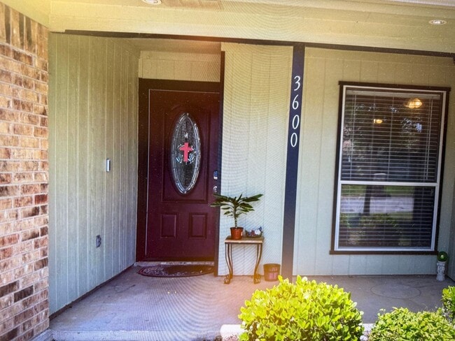 Photo - Wedgewood Addition 3 bed 2 bath 2 car garage House