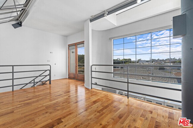 Foto del edificio - 1015 Marine St