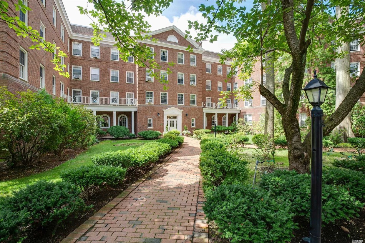 Primary Photo - 90 Knightsbridge Rd