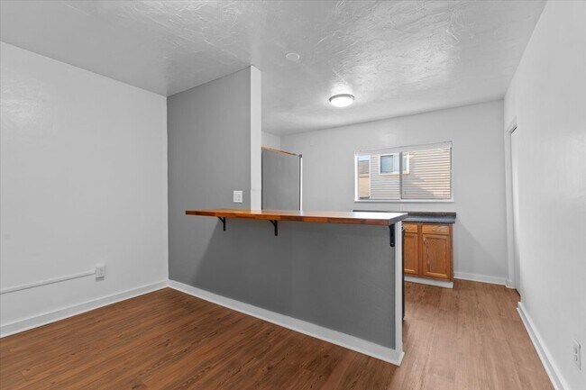 Building Photo - 437 Cedarville St