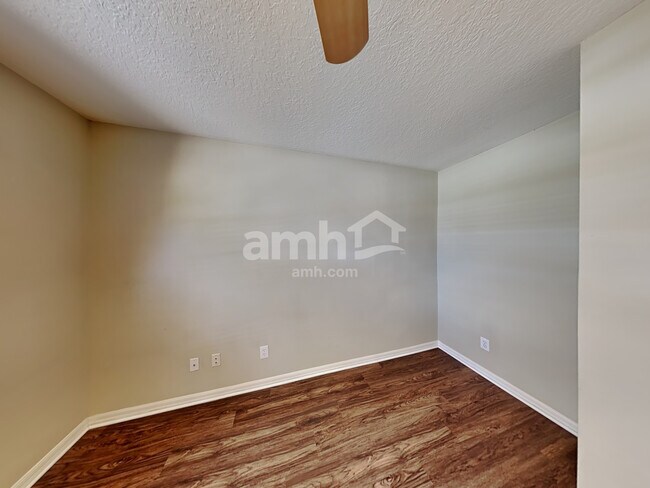 Building Photo - 24446 Landing Dr