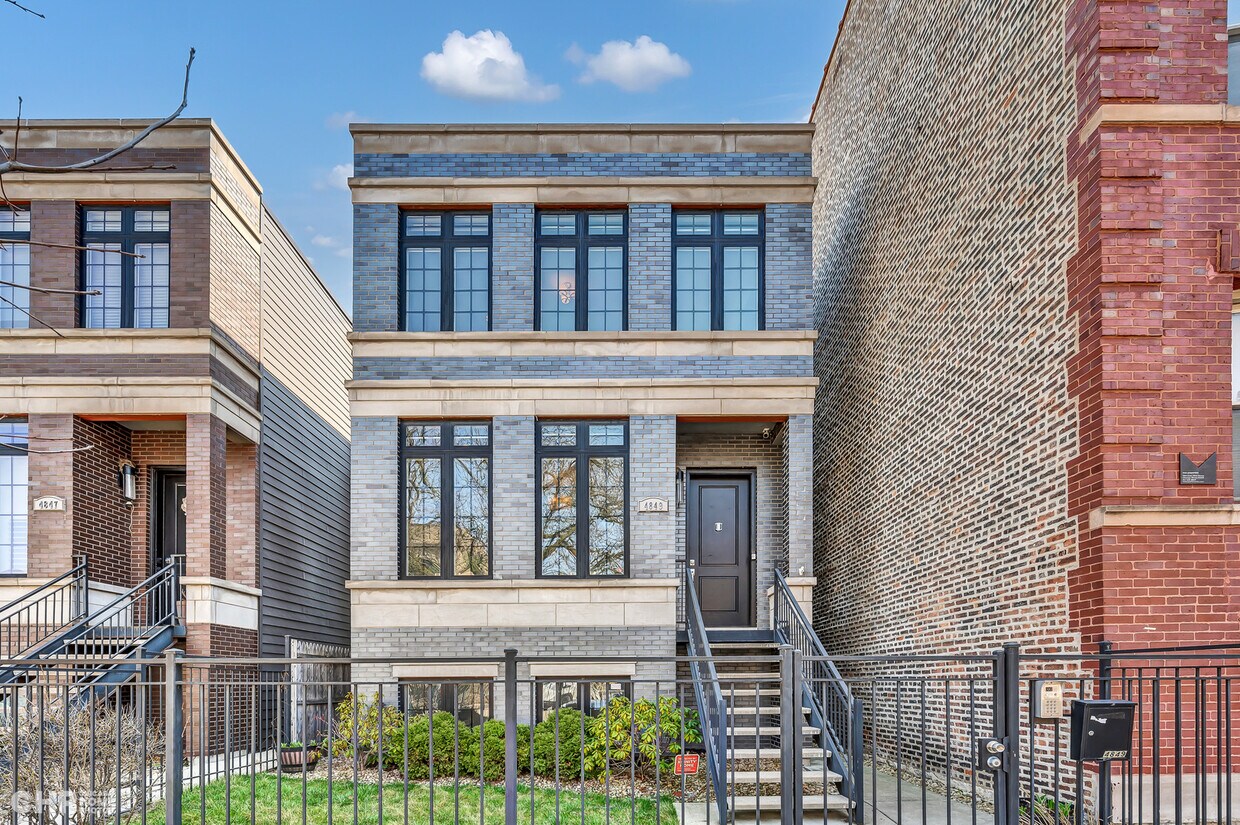 Primary Photo - 4849 S Champlain Ave
