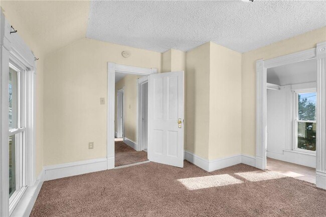 Building Photo - 511 16th St NE Cedar Rapids, IA 52402