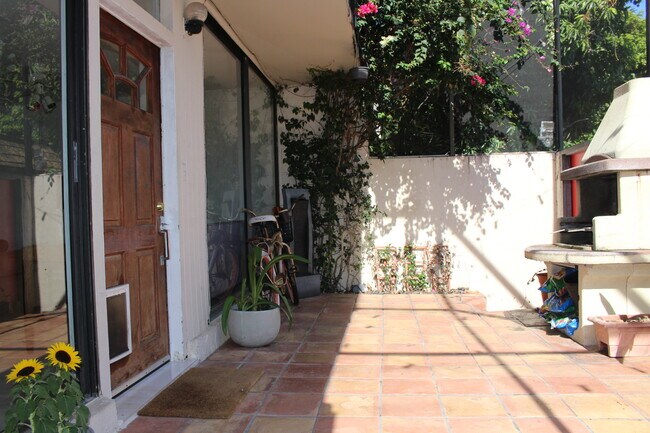 Foto del edificio - 3192 Bird Ave