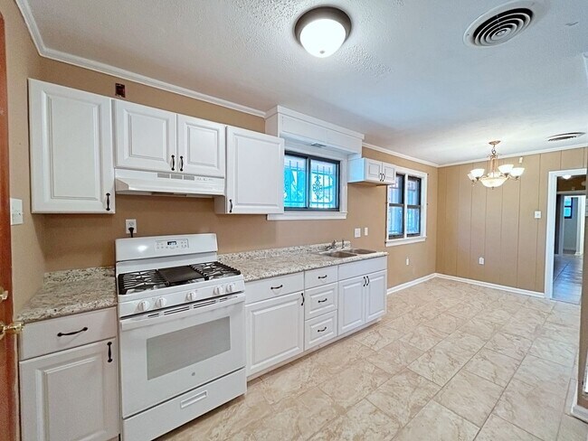 Foto del edificio - 3 Bedroom House with Large Yard