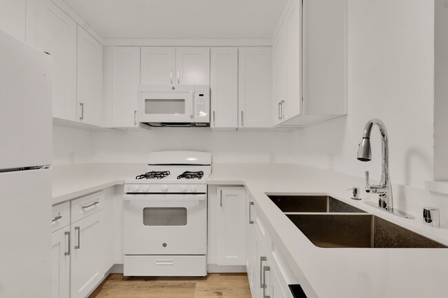 Kitchen - 22415 Del Valle St