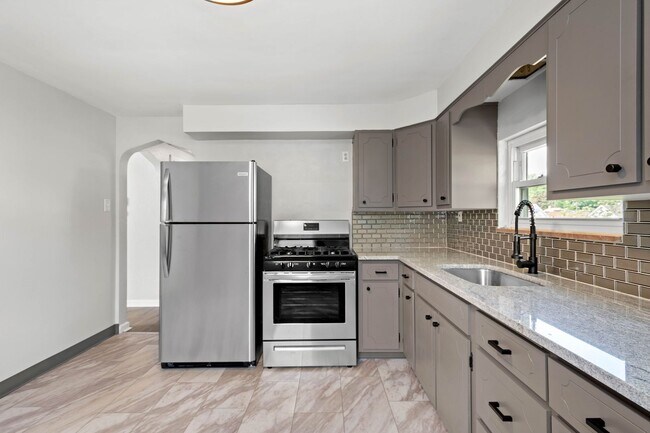 Building Photo - GORGEOUS, SLEEK MCKEES ROCKS 4 BEDROOM 1.5...