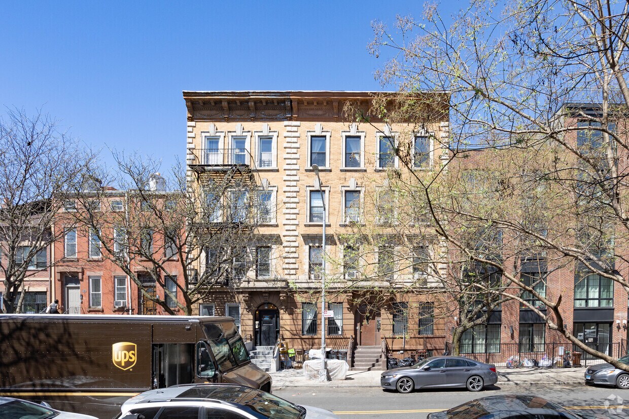 Building Photo - 623 Halsey St