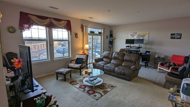 Building Photo - Via Varra Large One Bedroom!