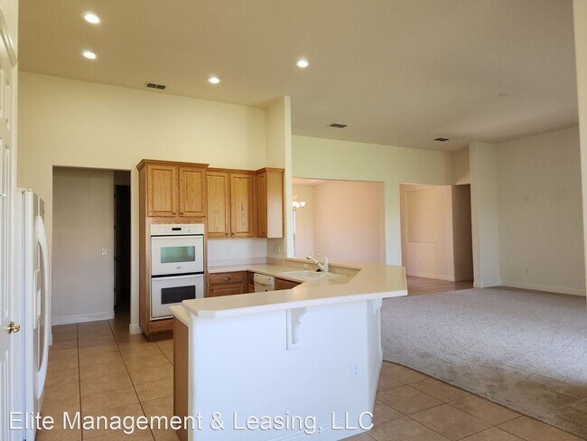 Building Photo - 3 br, 3.5 bath House - 453 SORRENTO RD