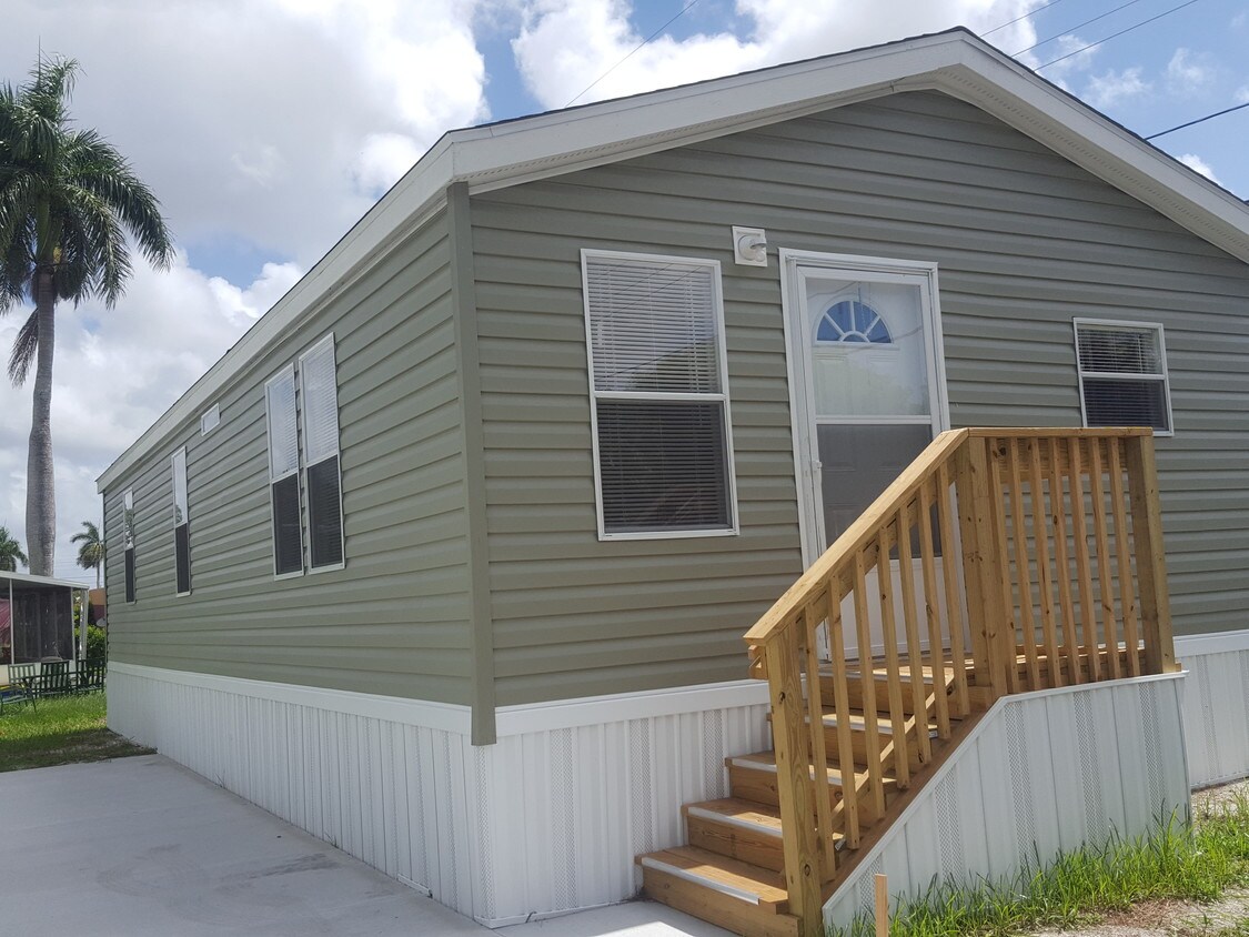 2 Lisa Ln, Greenacres, FL 33463 House Rental in Greenacres, FL