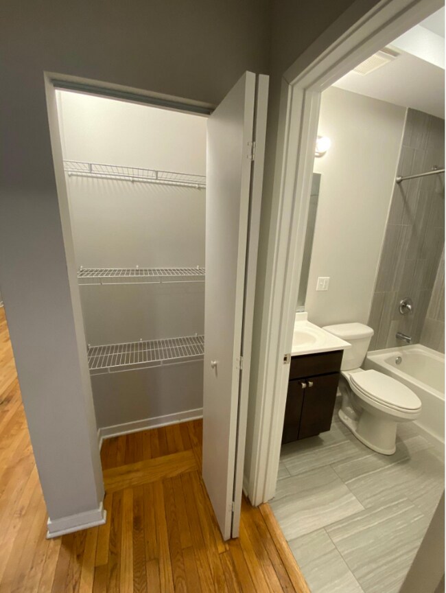 Armario de ropa blanca y baño - 3503 W Leland Ave