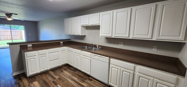 Kitchen - 730 E North St