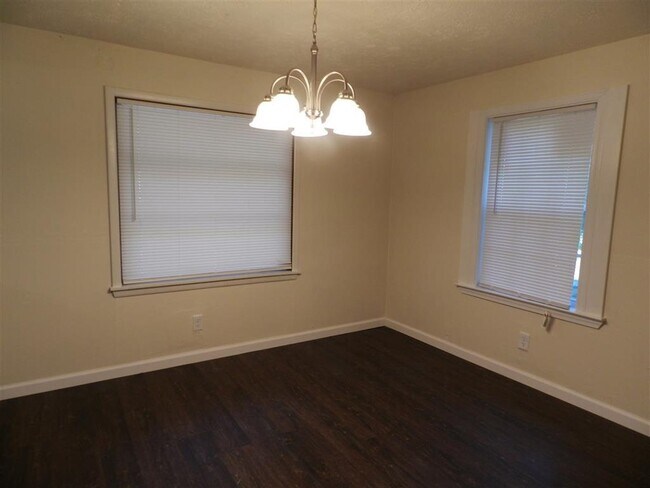 Building Photo - 3015 Thomas Dr
