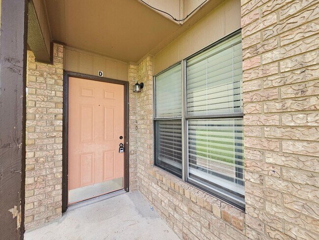 Foto del edificio - 1815 Cedarhill Dr