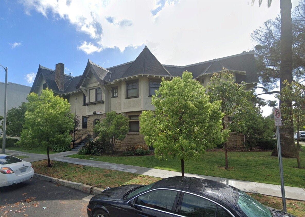 Building Photo - 34 St James Park W