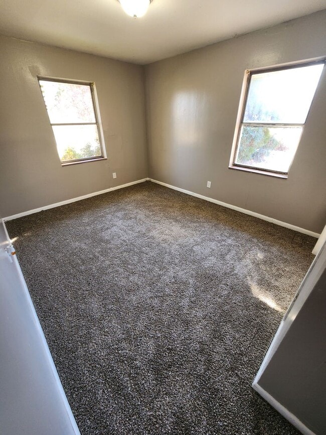 Building Photo - 4 Bedroom House Available now OKC