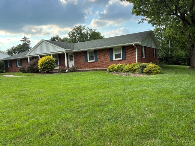 Foto del edificio - 2045 Fox Run Rd
