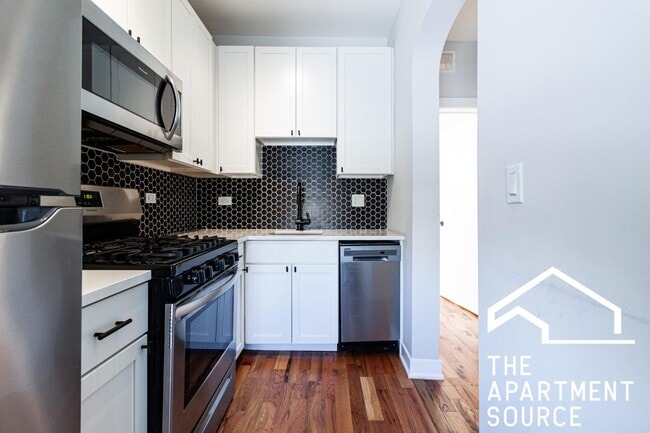 Building Photo - 656 W Wrightwood Ave