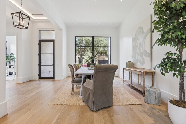 Foto del edificio - 2711 Eastgrove Ln