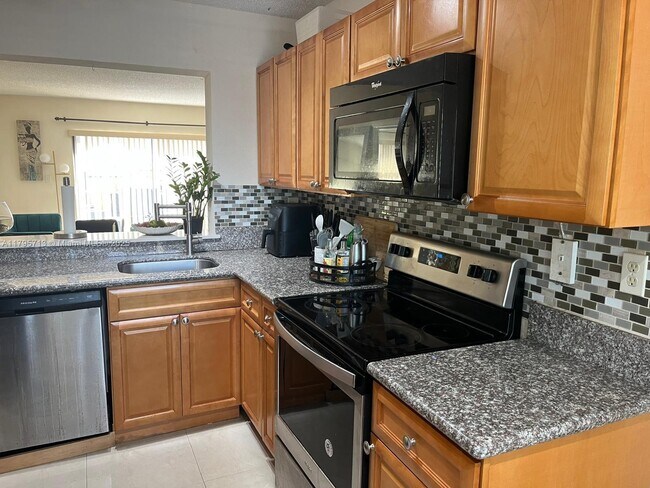 Foto del edificio - 9491 Palm Cir N