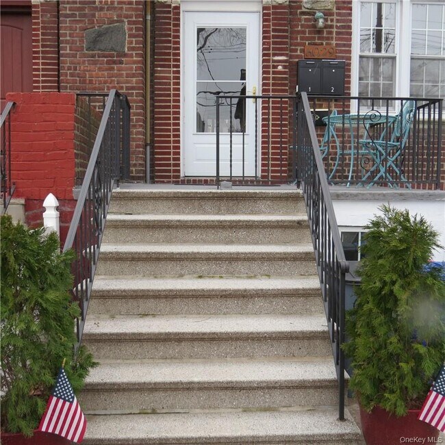 Foto del edificio - 6029 Delafield Ave