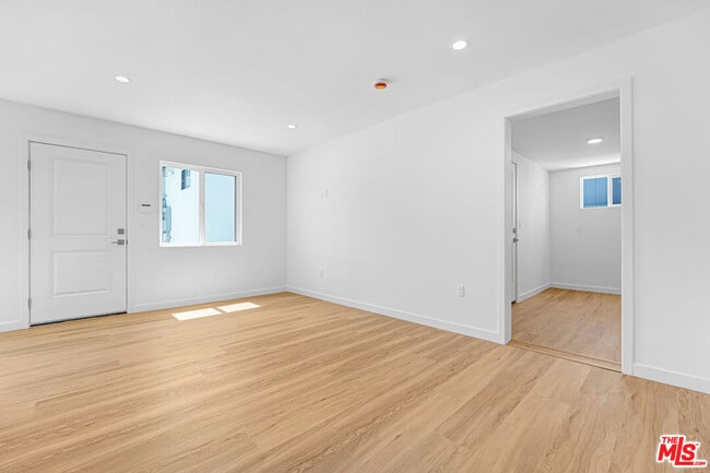 Building Photo - 2615 Carmona Ave