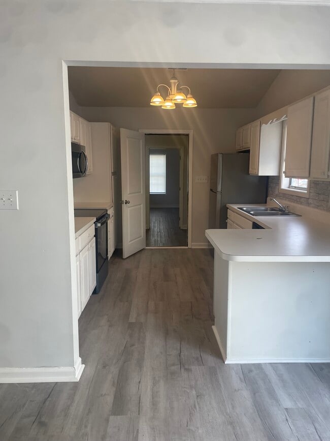 Kitchen - 1811 Barberry Dr