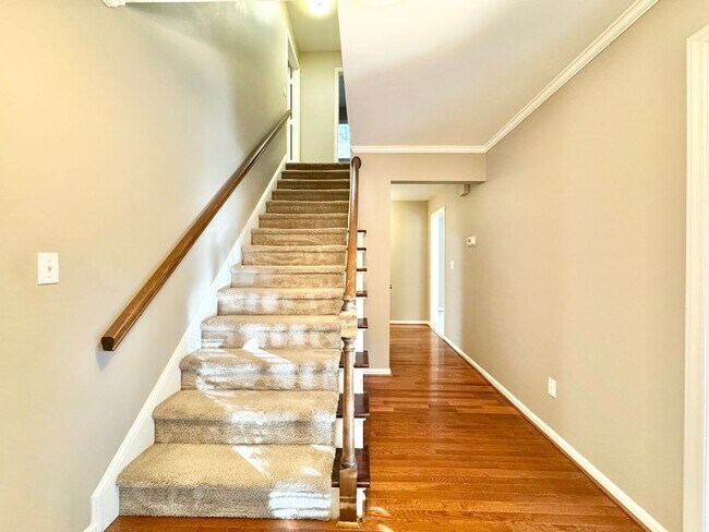 Foto del edificio - Well Maintained 3 Bedroom with Large Back Deck & Detached Garage!